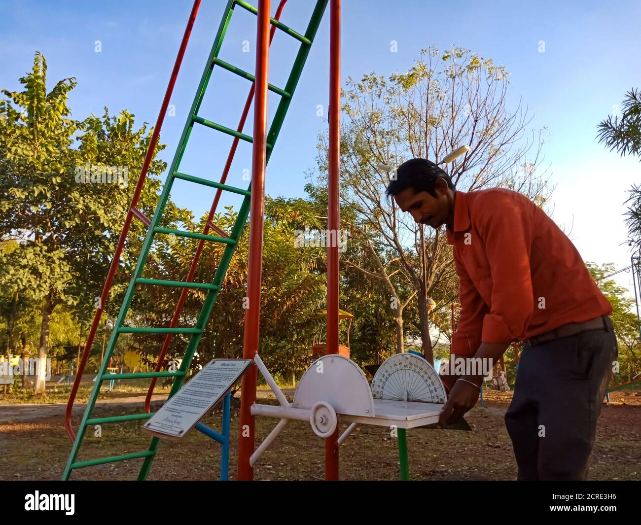 DISTRIKT KATNI, INDIEN - 23. JANUAR 2020: Ein asiatischer männlicher Wissenschaftslehrer, der Projektil-Bewegungstheorie-Konzept im Bildungspark vorstellt. Stockfoto