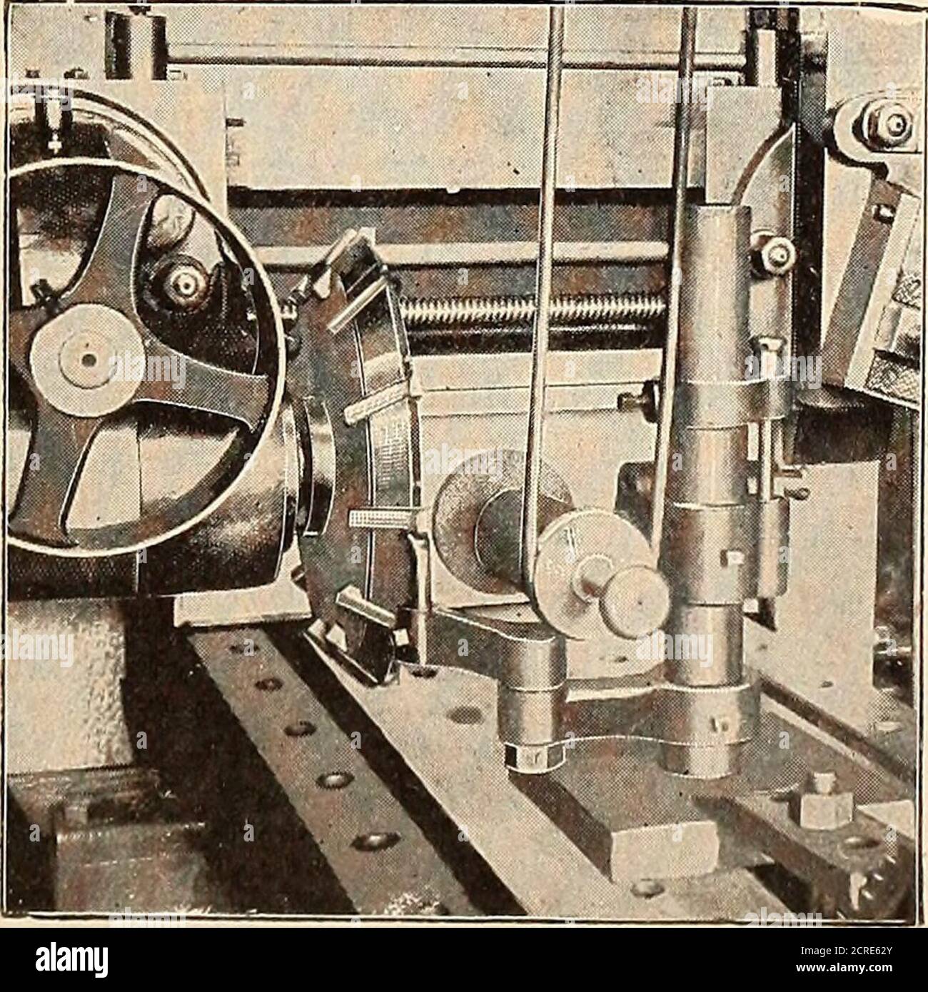 . Eisenbahnmeistermechaniker [Mikroform] . In Abbildung 7 zeigen wir die Ingersoll-fräsmaschine in Rockford, 111., und in erheblichem Einsatz sowohl im Eisenbahnwesen als auch im allgemeinen Ladengeschäft. Dies ist eine Maschine von Großleistung und Steifigkeit, die nur zum Fräsen entwickelt wurde. Wie shownit ist für vertikale Fräsen angeordnet, aber es ist weitgehend für horizontale Fräsen und Längsschnitte verwendet. Es ist offensichtlich vom Hobeltyp.. Abb. 7. - Fräsmaschine des Hobel-Typs. Abb. 5. - Schleifmaschinen auf EINER Fräsmaschine. Die Mühle ist ein Hersteller von allen Oberflächen, rund, flach, und gekrümmt cither durch Profil der Mühle oder durch ein Move-me geben Stockfoto