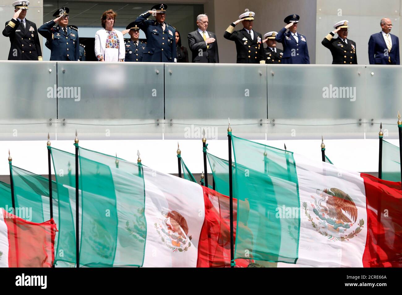 US-Verteidigungsminister James Mattis begrüßt die Truppen bei einer Begrüßungszeremonie auf dem Platz Plaza de la Lealtad im Hauptquartier des Sekretärs der Nationalen Verteidigung in Mexiko-Stadt, Mexiko, am 15. September 2017. REUTERS/Edgard Garrido Stockfoto