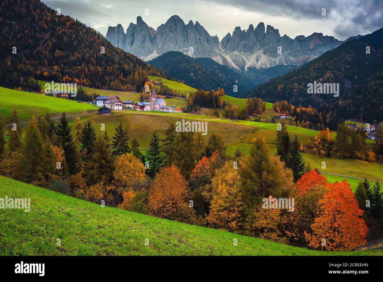 Bekannter touristischer und fotografischer Ort der Welt, Santa Maddalena Dorf mit magischen Dolomiten Berge, Val di Funes Tal, Trentino Alto Stockfoto