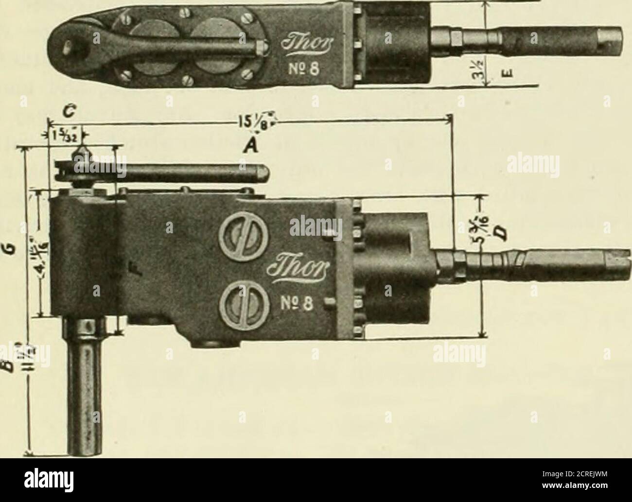 . Amerikanischer Ingenieur und Eisenbahn-Zeitschrift. Backared auf die Schmirgelrad Spindel mit einem Verhältnis von etwa 3 zu 1. Die Zahnräder sind ummantelt und die Schleifspindellager sind selbstschmieren. A5-h.p. Motor wird verwendet, und das Emerywheel, 36 Zoll im Durchmesser mit a4-in. Gesicht, wird mit einer Geschwindigkeit von 425 r.pm betrieben Die Stellfläche der Maschine beträgt 30 x 47 Zoll, und das Gesamtgewicht beträgt 2,650 lbs. Der Motor wird durch eine Startbox gesteuert, aber dies wird nur am Anfang und am Ende des Arbeitstages verwendet. Diese Maschinen werden von der Bridgeport Safety EmeryWheel Company, Inc., Bridgepor hergestellt Stockfoto