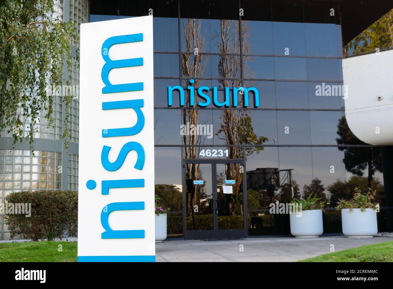 Nisum Zeichen und Logo bei der globalen Technologieberatung Büro in Silicon Valley - Fremont, CA, USA - 2020 Stockfoto