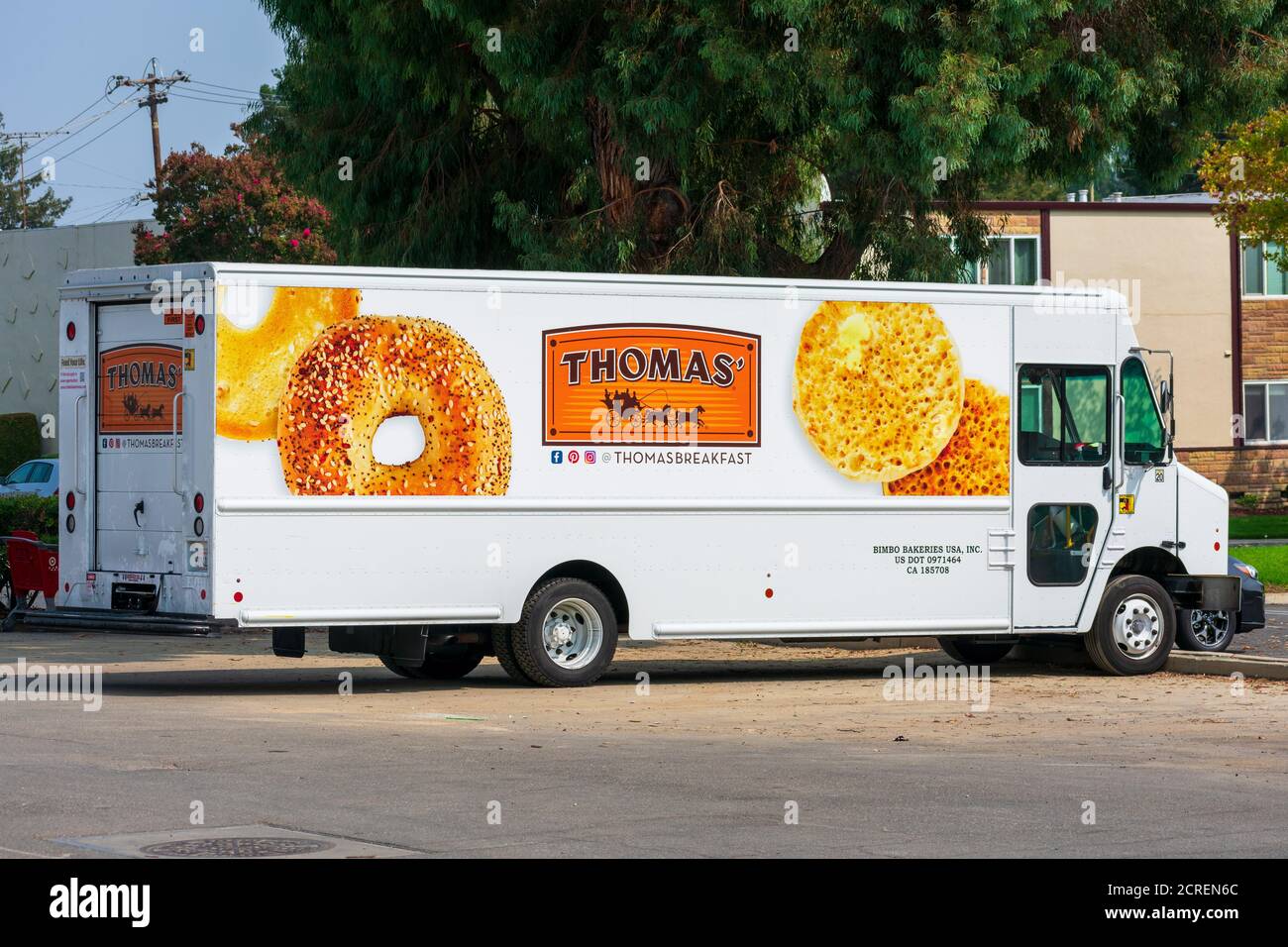 Thomas Breakfast Truck mit englischen Muffins und Bagels Werbung. Thomas gehört Bimbo Bakeries USA - San Jose, CA, USA - 2020 Stockfoto