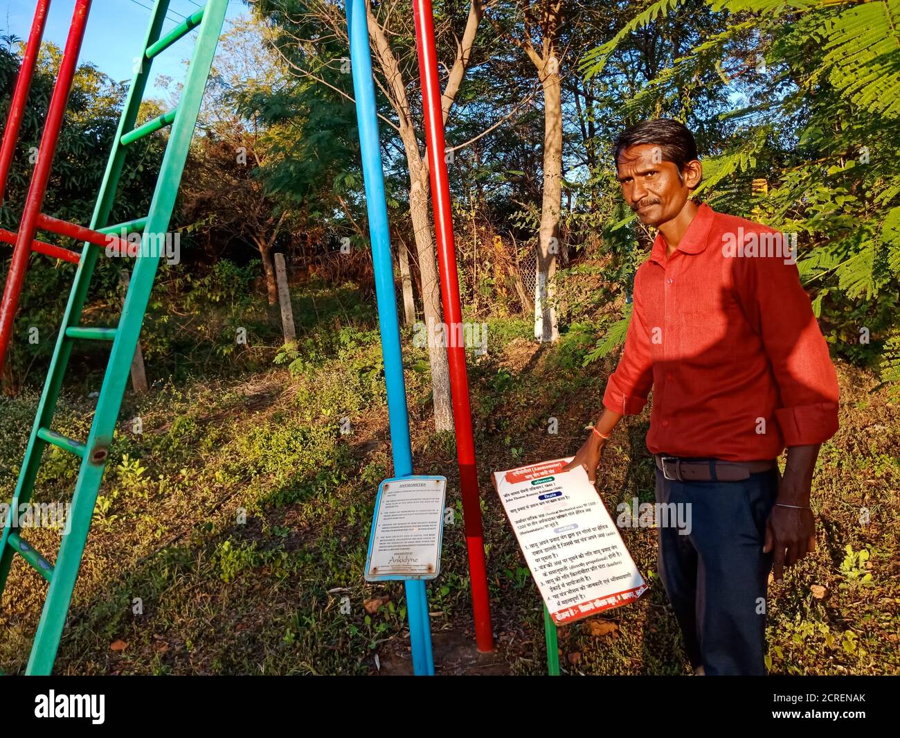 DISTRIKT KATNI, INDIEN - 23. JANUAR 2020: Ein asiatischer männlicher Wissenschaftslehrer präsentiert Anemometertheoriekonzept im Bildungspark. Stockfoto