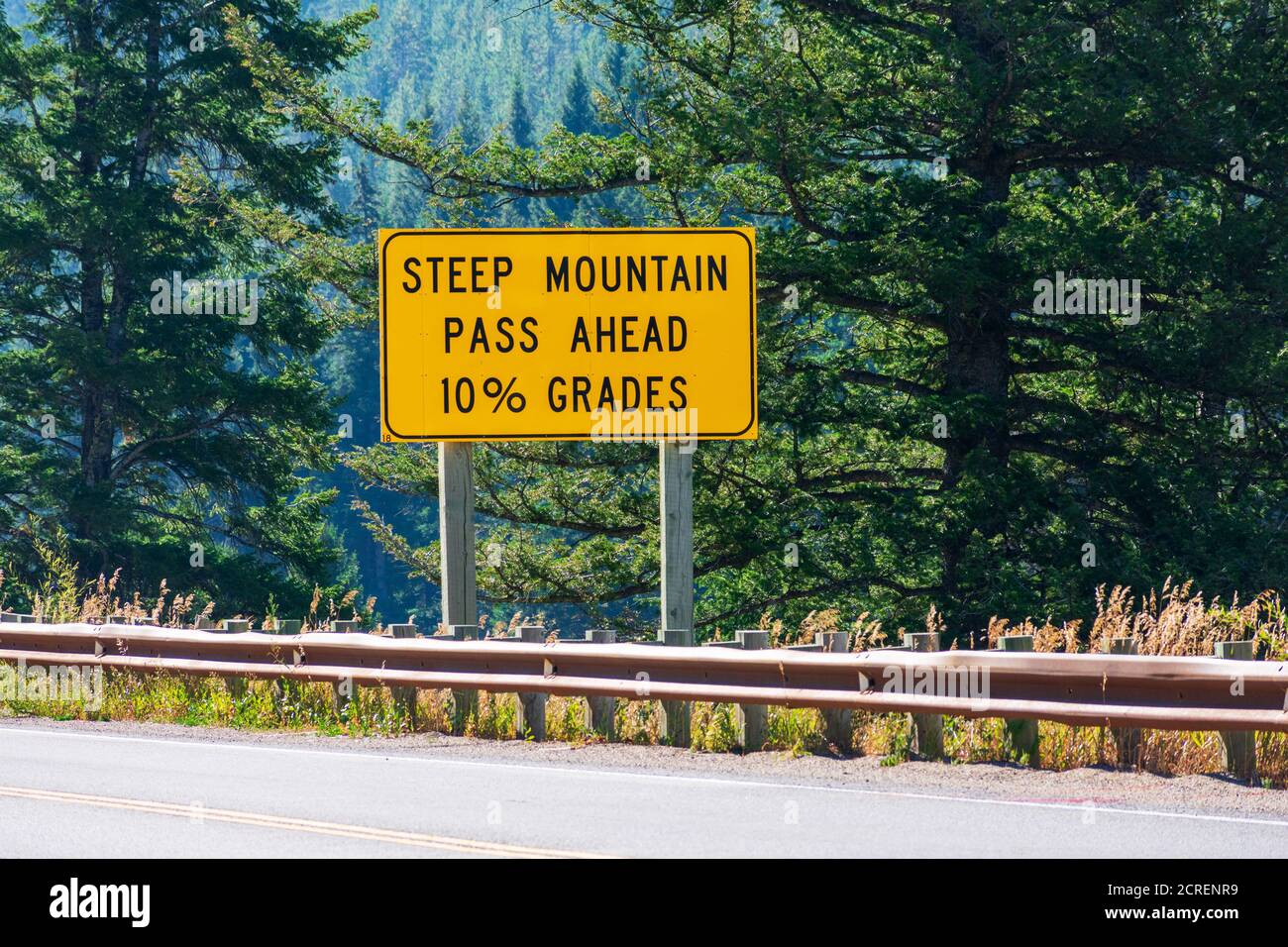 Steile Bergpass Verkehrswarnschild Beratung Autofahrer von einem Steile zehn Prozent Berggrade, die der Fahrer erfordert Achten Sie besonders auf ein Stockfoto