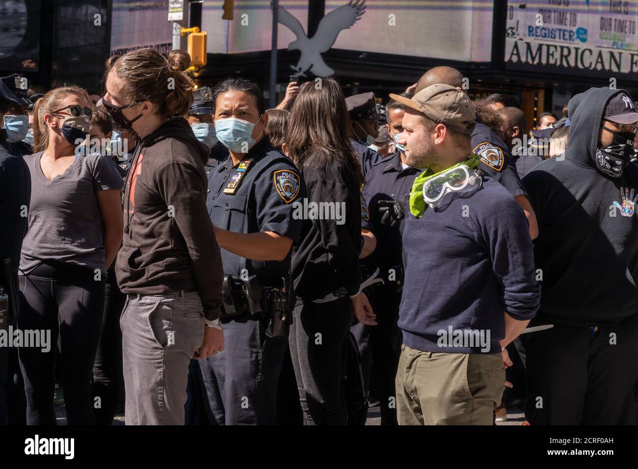 NEW YORK, NY - 19. SEPTEMBER 2020: Die Polizei verhaftete 86 Personen bei einem Protest gegen die Immigration and Customs Enforcement Agency (ICE) am Times Square. Stockfoto