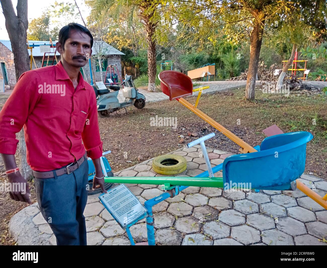 DISTRIKT KATNI, INDIEN - 23. JANUAR 2020: Ein indischer Wissenschaftslehrer präsentiert See SAW Theoriekonzept im Bildungspark. Stockfoto