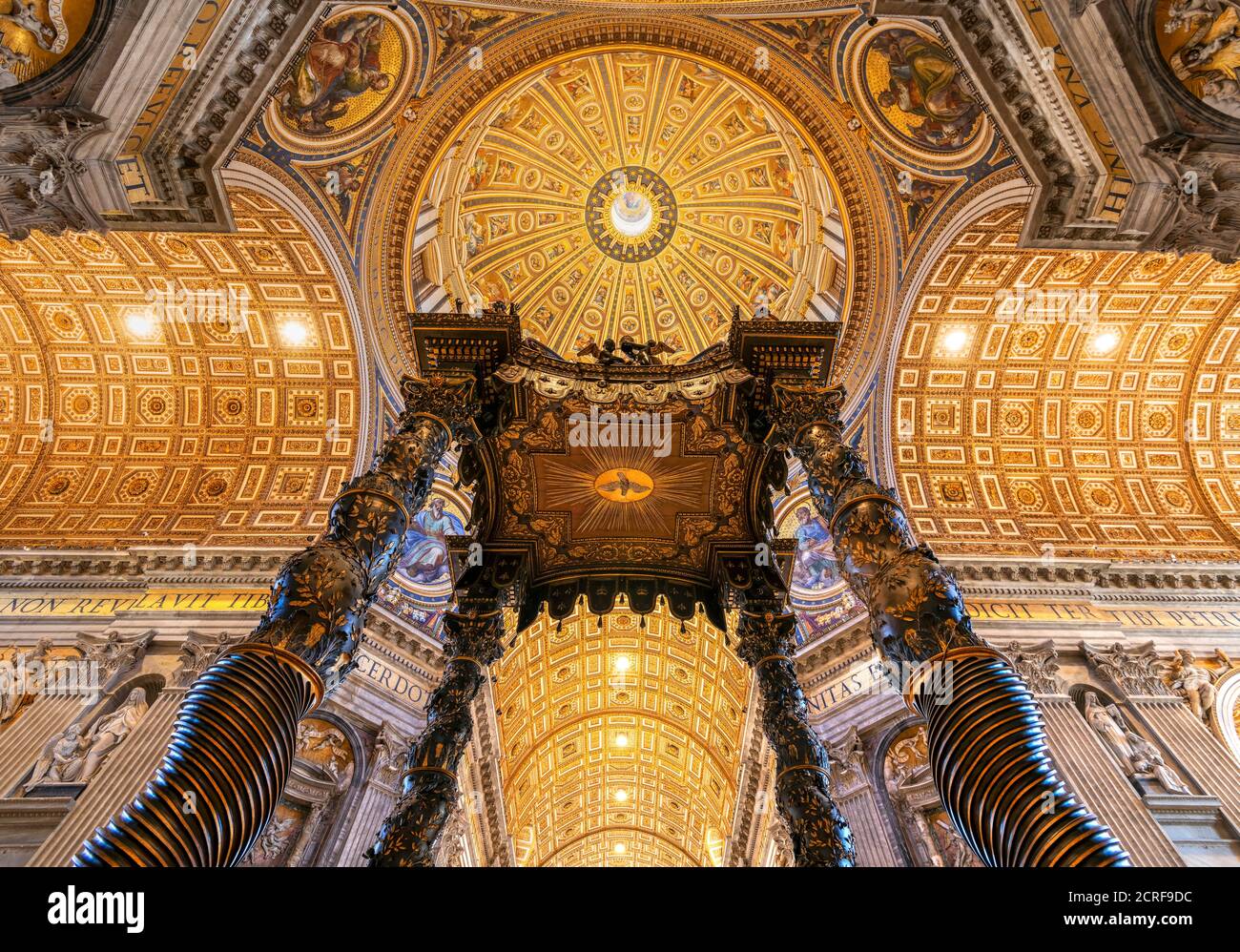 Niedriger Winkel Innenansicht des Baldacchino und Hauptkuppel, Petersdom, Vatikanstadt Stockfoto