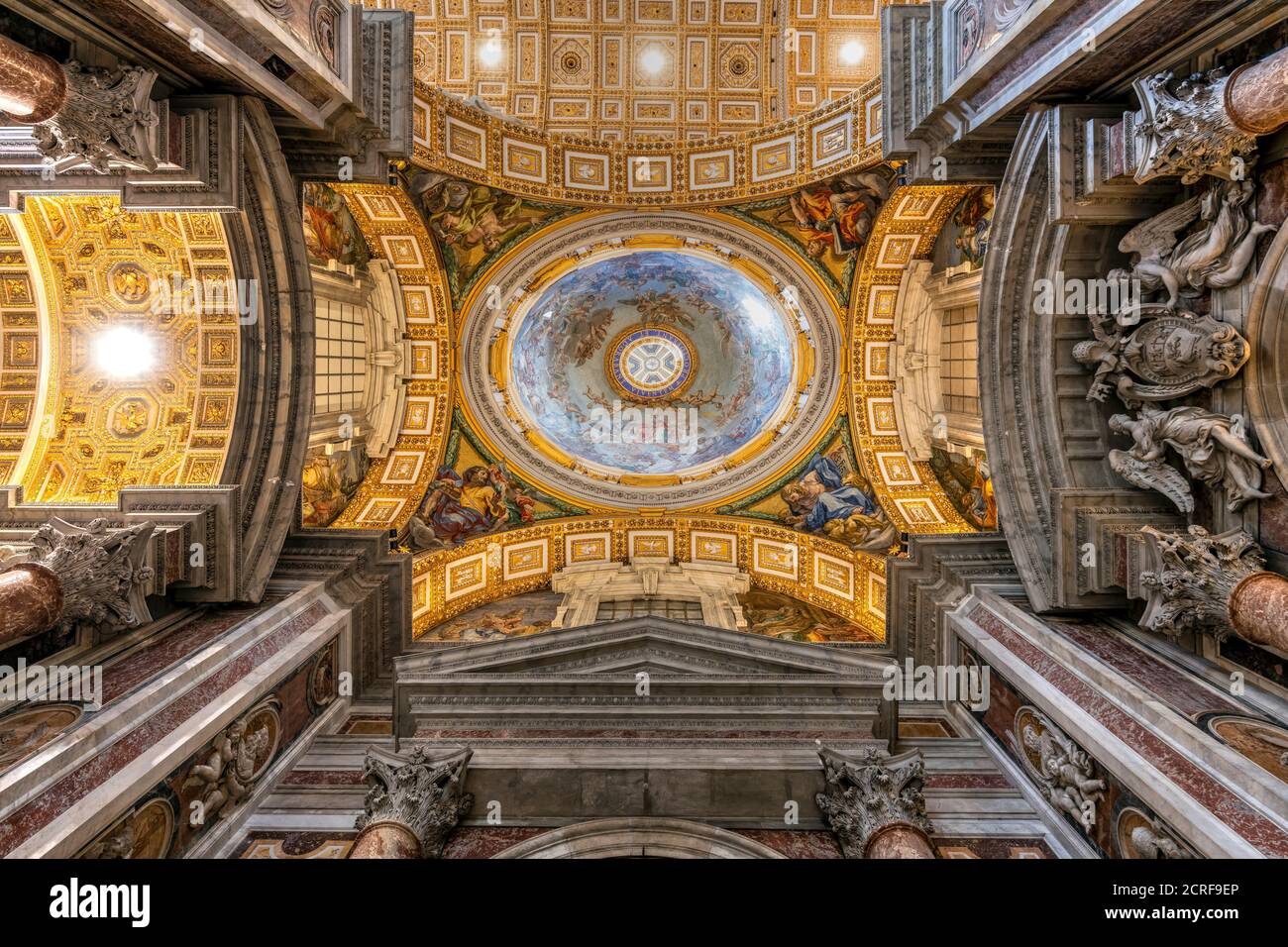 Niedriger Winkel Innenansicht der Decke, Petersdom, Vatikanstadt Stockfoto