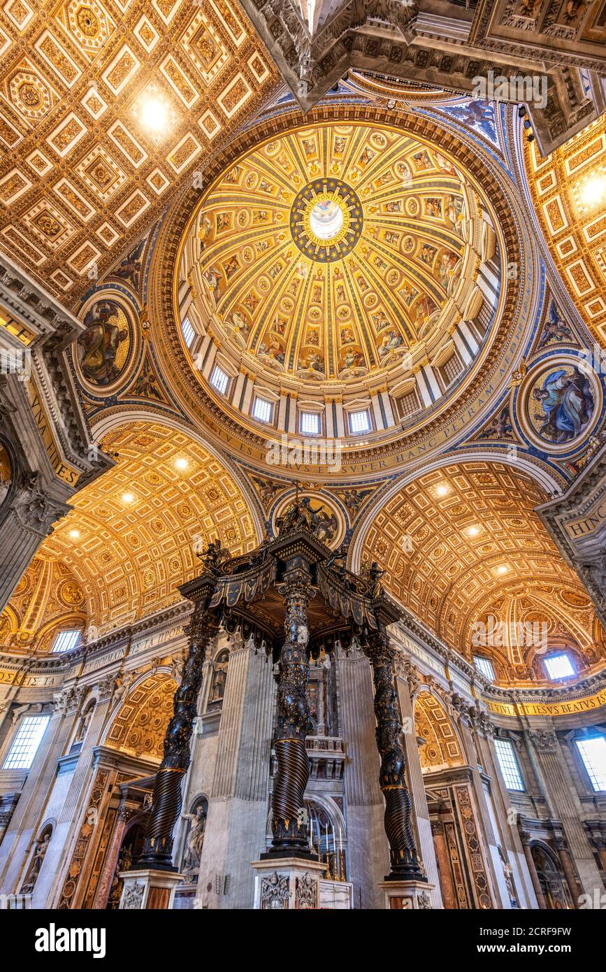 Niedriger Winkel Innenansicht des Baldacchino und Hauptkuppel, Petersdom, Vatikanstadt Stockfoto