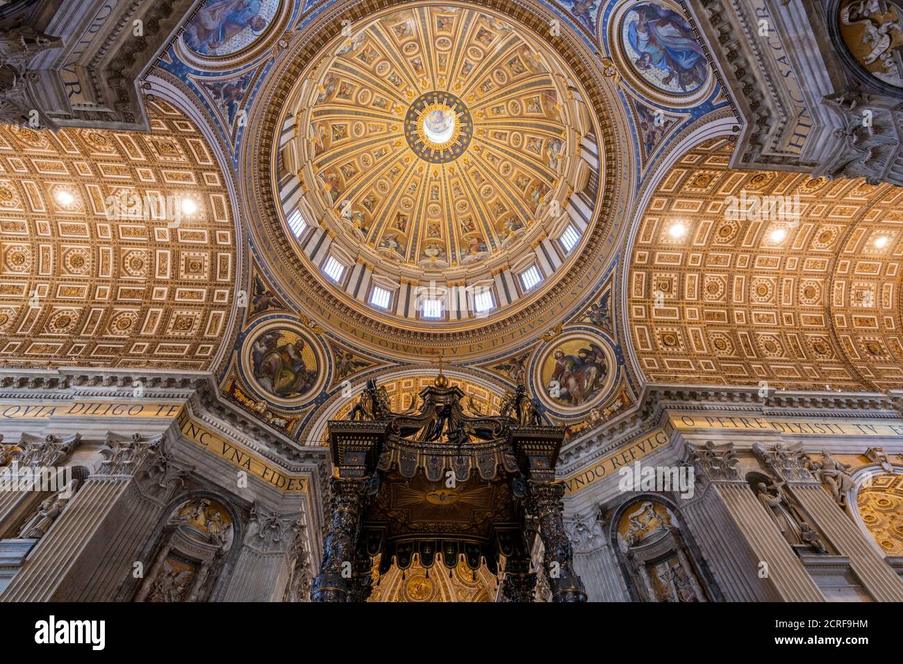Niedriger Winkel Innenansicht des Baldacchino und Hauptkuppel, Petersdom, Vatikanstadt Stockfoto