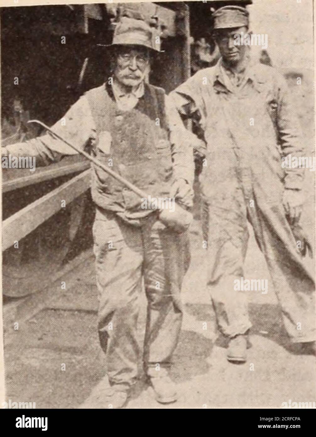 . Baltimore und Ohio Mitarbeiter Magazin . Freight Otiice torce, Middletown, Ohio Baltimore and Ohio Magazine, August, ipzi 71. Ingenieur Buckner und Fireman Myers als Herr Buckner in den Dienst der Baltimore und Ohio trat, war er 283 mal für eine regelmäßige Runde; er war der letzte Ingenieur im Point of Service der Division in den letzten vier Jahren. Er hat nie einen schweren Unfall gehabt. Als er den Dienst betrat, war der Presi-dent John W. Garrett; Superintendente der Motivmacht, John T. Davis; Meister von Straße, John L. Wilson; Chefberater von Main-Entenance von Wegabteilung, John W. Brad-shaw. IT w Stockfoto