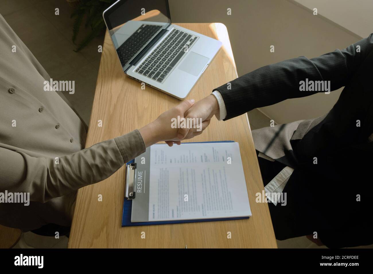 Business Handshake. Geschäft Leute die Hände schütteln, bis Beendigung einer Versammlung, Erfolg Abkommen verhandelt. Stockfoto