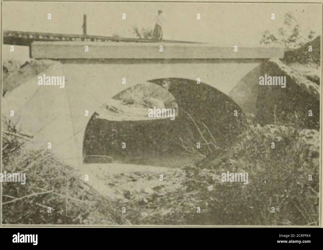 . Die Straßenbahn Bewertung. Inpr die Inseln in Tin-River direkt über Niagara Falls. Die Topeka (Ki i die Mailand f fünf überspannt, die maximale 125 ft. Die beiden Betonbrücken bei Indianapolis, Ind. Auf Meridian und Illinois Straßen,Bogen dieser latten weiteren eher neuartigen Art von concri ,11 von der National Bridge Company, von Lafayette, Ind. Entwickelt und in zahlreichen kleinen Struktur angewendet worden, wenn die in Abb. 7, ft. Und es dargestellt sind. Die Art der Konstruktion, die aus einem einzigen besteht. ABB. 7-CONCRETI: ARCH ON SIT. LOWE ELEKTRISCHE RV. r Bogen von I icentrated Kröten an oder ne Stockfoto