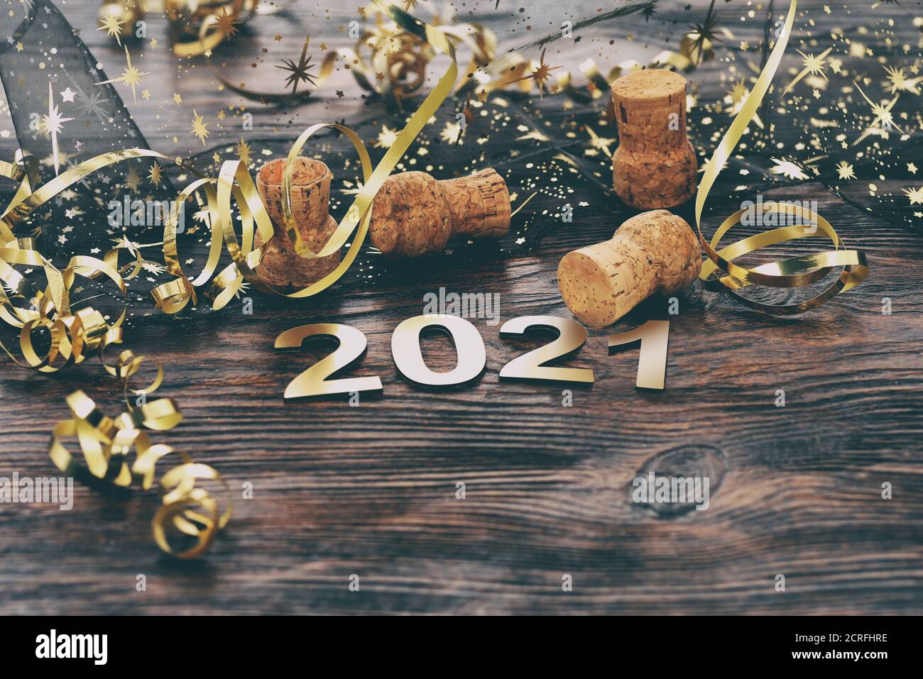 Frohes Neues Jahr 2021. Symbol aus Nummer 2021 auf Holzgrund Stockfoto