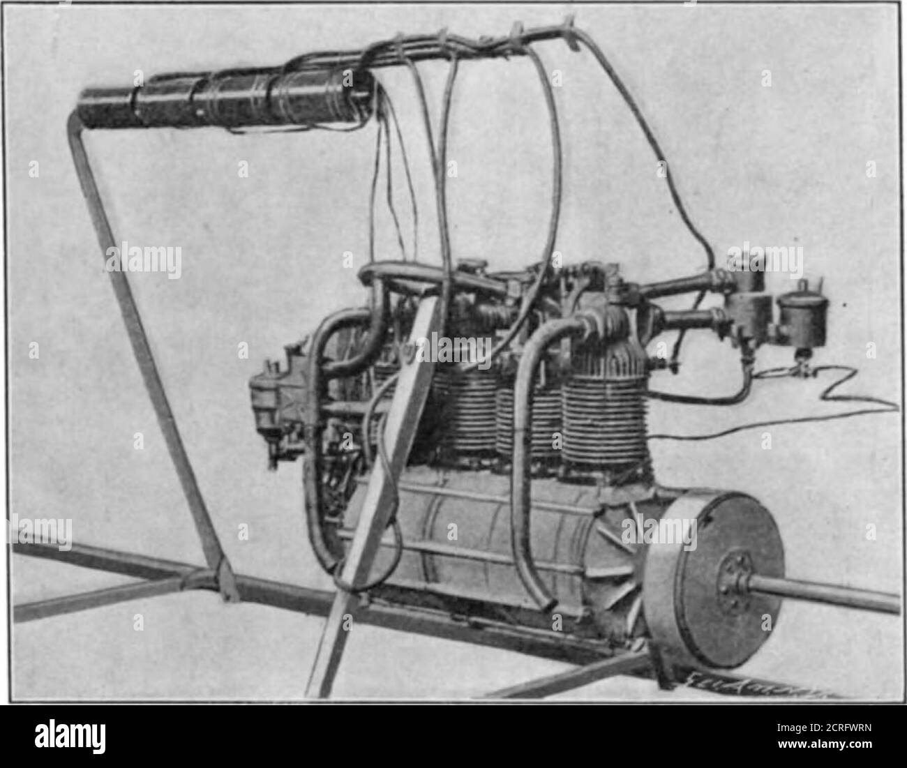 . Scientific American Volume 85 Nummer 06 (August 1901) . DIE FBAME DER SANTOS-DUMONT, ZEIGT DIE HELIX UND DEN KORB CAB. ble-Ende, der Rücklaufrohr-Typ, mit vier Furnacesan jedem Ende. Die Motoren, die Kondensatoren voller Wasser, die Dampfrohre, die Hilfsgeräte, die Welle, Propeller, etc., Gewicht insgesamt 66 Tonnen; Und da das angezeigte Pferd poweron der Probefahrt wird geschätzt, um 3,500 gewesen zu sein, wird es gesehen werden, dass die Motoren positiv mit vergleichen. DER 16 HOBSE FOWEB FOUB-CYLINDEB SANTOS-DUMONT MOTOR. Motoren des Standard-Hubkolbenmotors. Sie sind überaus leicht für die Macht Stockfoto