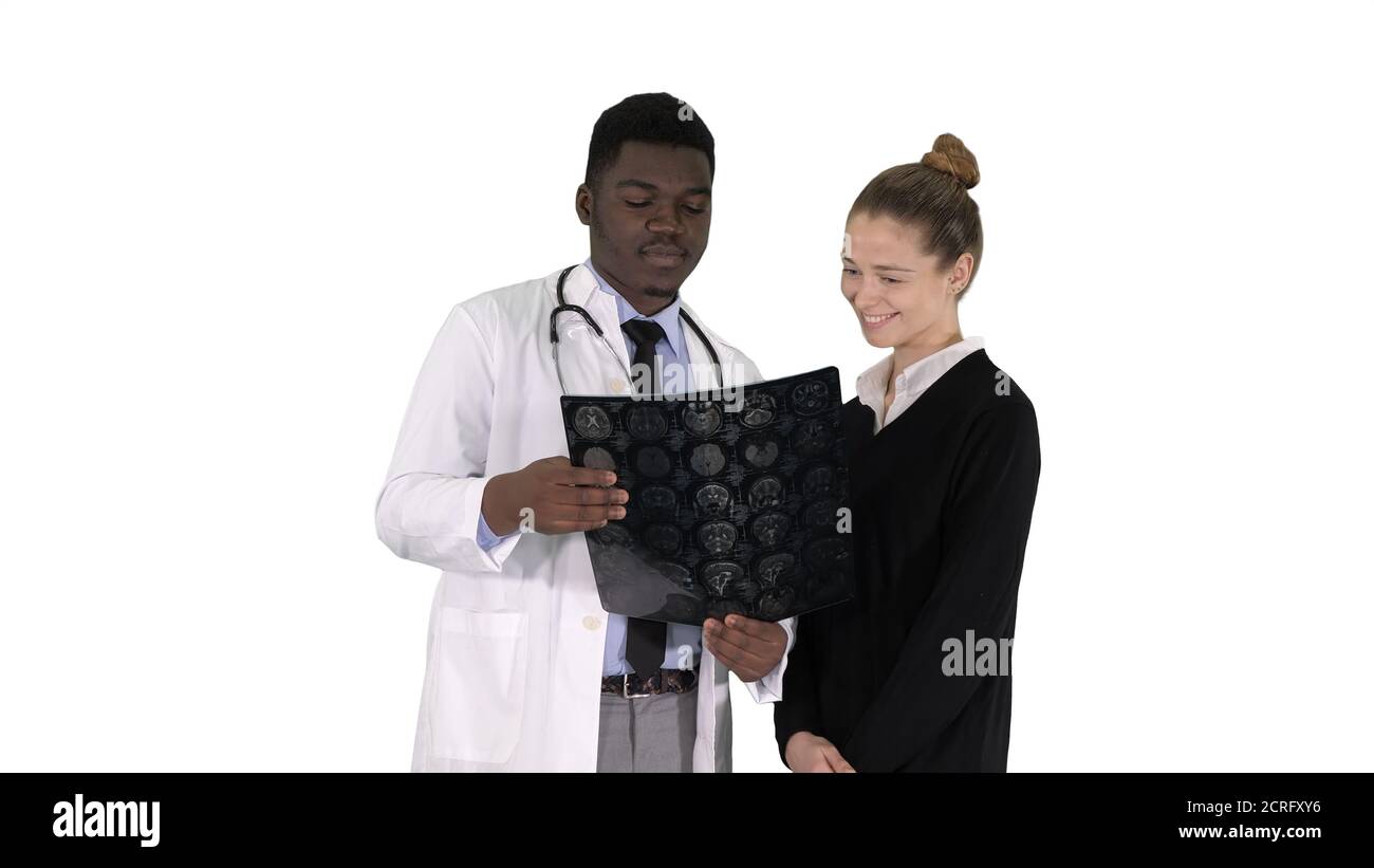 Junge Frau besucht Radiologin für Röntgenuntersuchung ihres Gehirns Ein Stockfoto