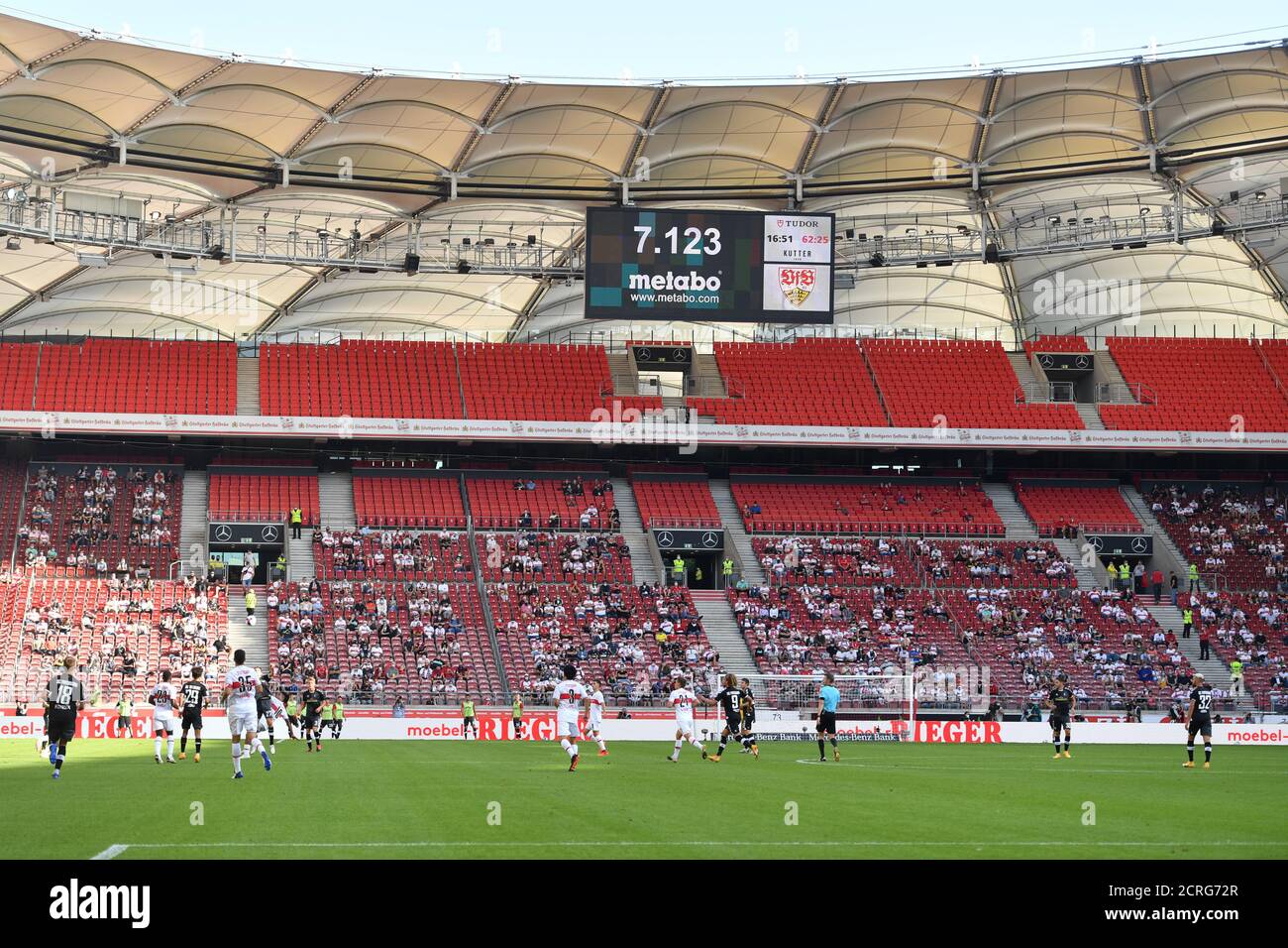 Zum ersten Mal wieder mit Fans, Fußballfans im Stadion in der Coornavirus-Pandemie. 7,123 Zuschauer fanden ihren Weg ins Stadion, Übersicht, Fußball 1. Bundesliga-Saison 2020/2021, 1 Spieltag, Spieltage01, VFB Stuttgart (S) - SC Freiburg (FR) 2-3, am 19. September 2020 in München MERCEDES BENZ ARENA, die DFL-VORSCHRIFTEN VERBIETEN DIE VERWENDUNG VON FOTOS ALS BILDSEQUENZEN UND/ODER QUASI-VIDEO. Weltweite Nutzung Stockfoto