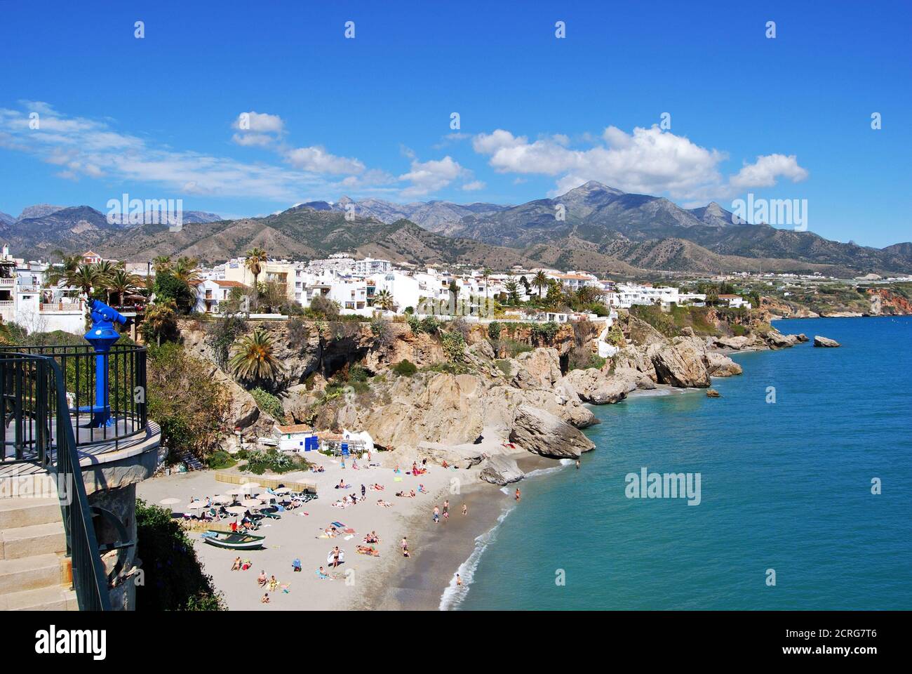 Blick auf den Strand und die Küste vom Balkon Europas (Balcon de Europa), Nerja, Spanien. Stockfoto