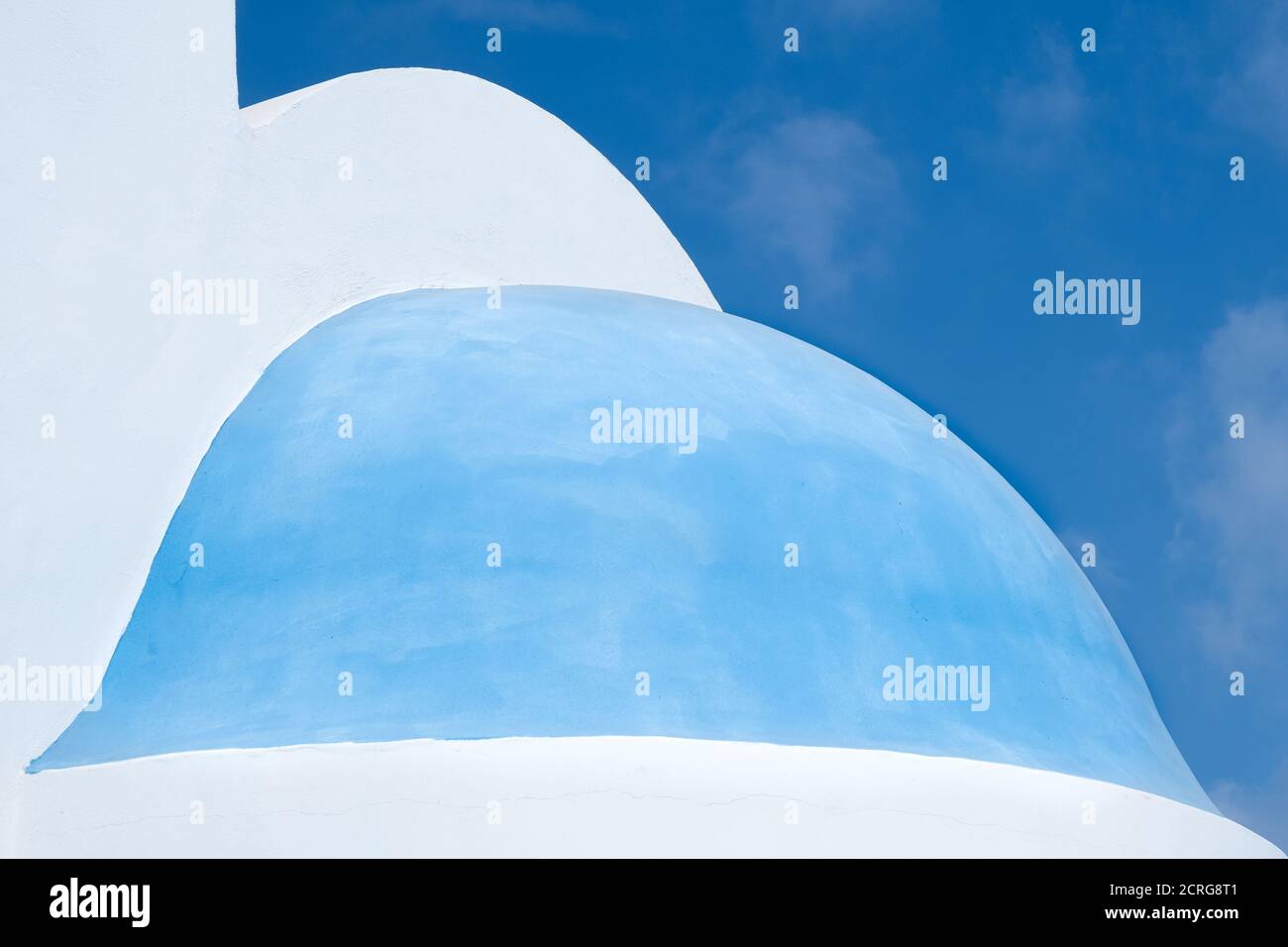 Weiße und blaue christliche Kirche Kuppel gegen blauen wolkigen Himmel, Minimal Ästhetik Stockfoto