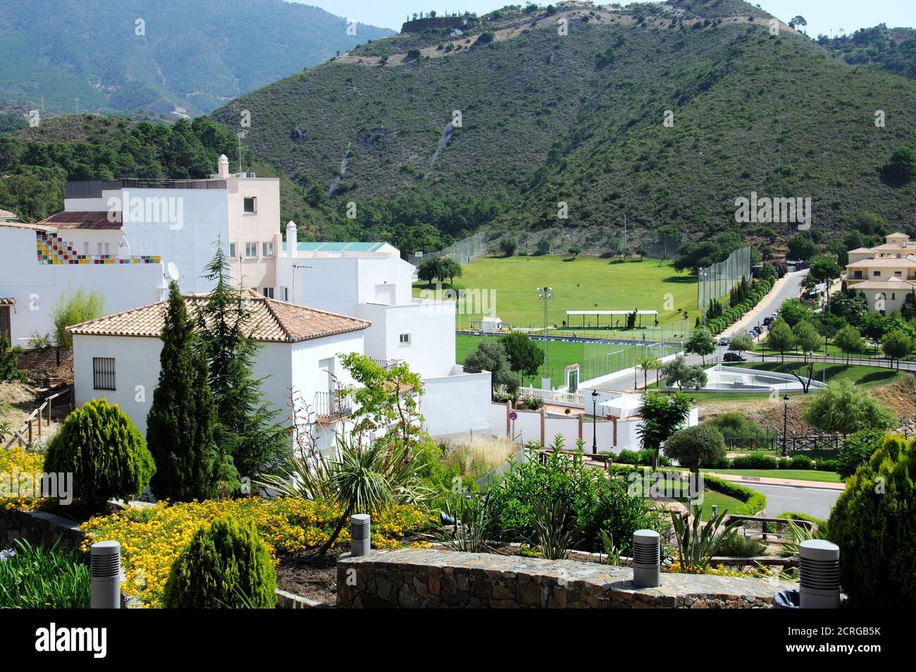 Reihenhäuser mit einer Golf Driving Range nach hinten, Benahavis, Spanien. Stockfoto