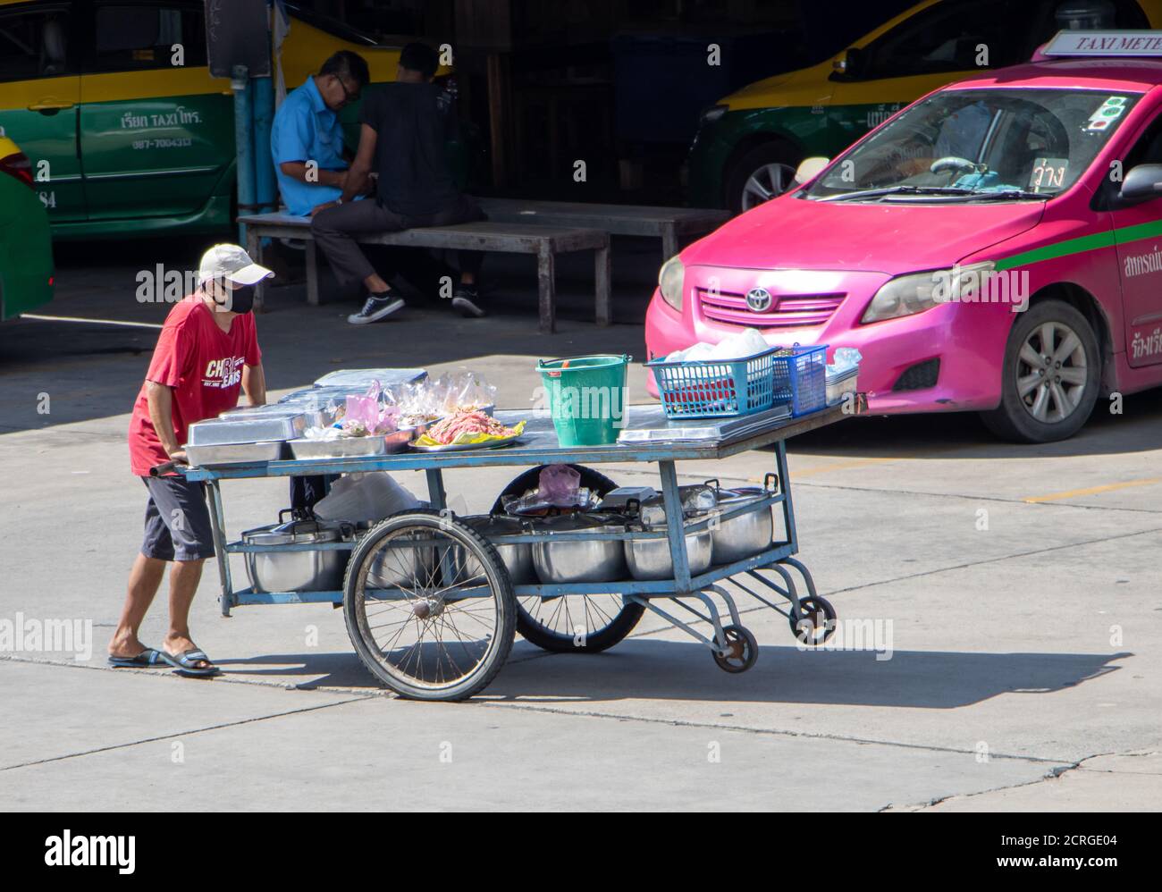 SAMUT PRAKAN, THAILAND, JULI 23 2020, der Verkäufer schiebt einen Wagen mit Lebensmitteln zum Verkauf. Stockfoto