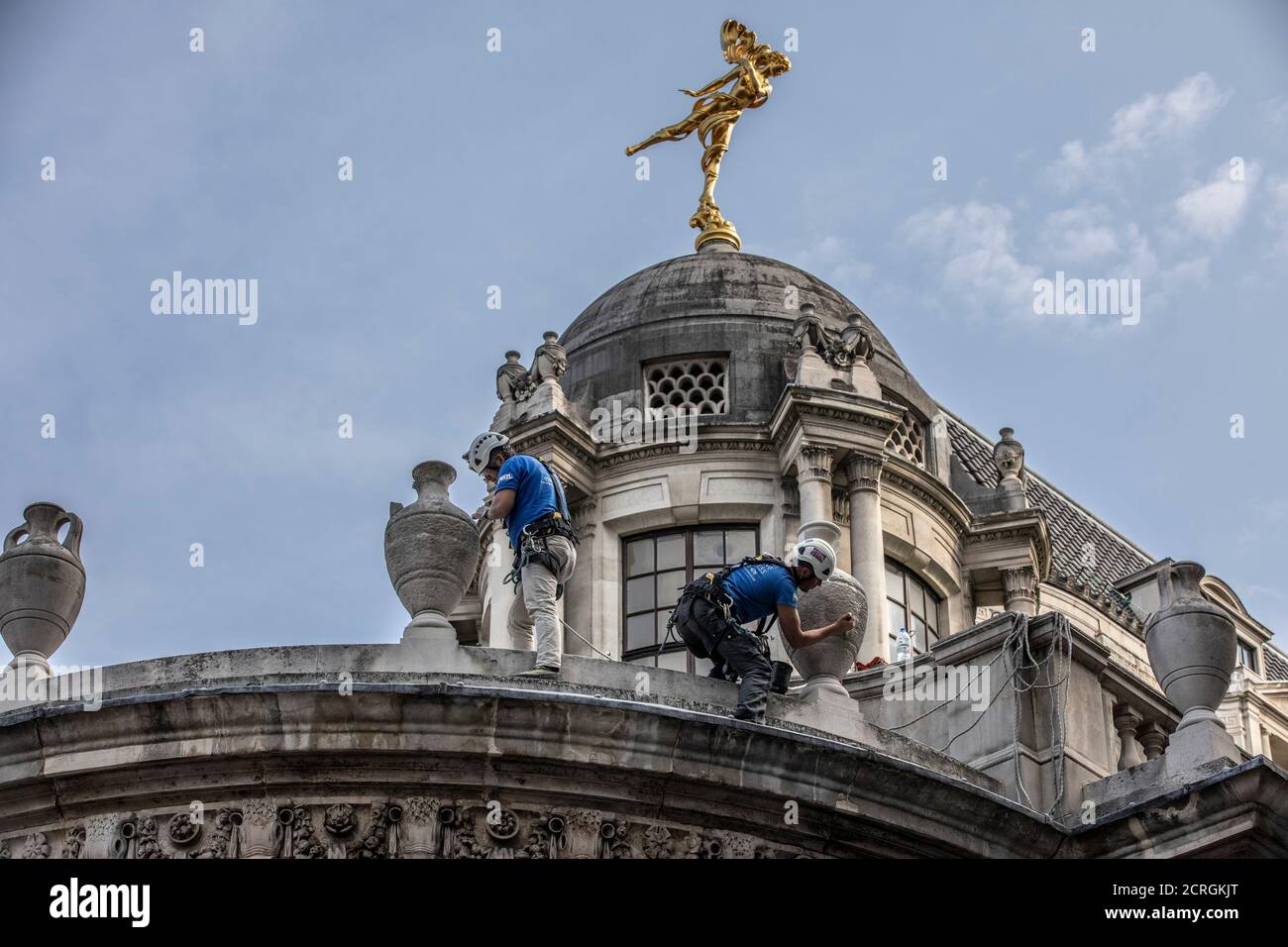 London, Großbritannien. September 2020. Stone Masons führen am Wochenende Restaurierungsarbeiten an der Bank of England durch Steinskulpturen unter der goldenen Statue von Ariel, die die Kuppel auf der Tivoli Corner schmückt, City of London, Vereinigtes Königreich Threadneedle Street, City of London, 19. September 2020 Credit: Jeff Gilbert/Alamy Live News Stockfoto