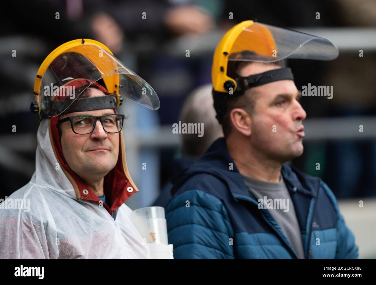 Rugby-Fans in Twickenham schützen sich vor dem Coronavirus BILDNACHWEIS : © MARK PAIN / ALAMY STOCK PHOTO Stockfoto