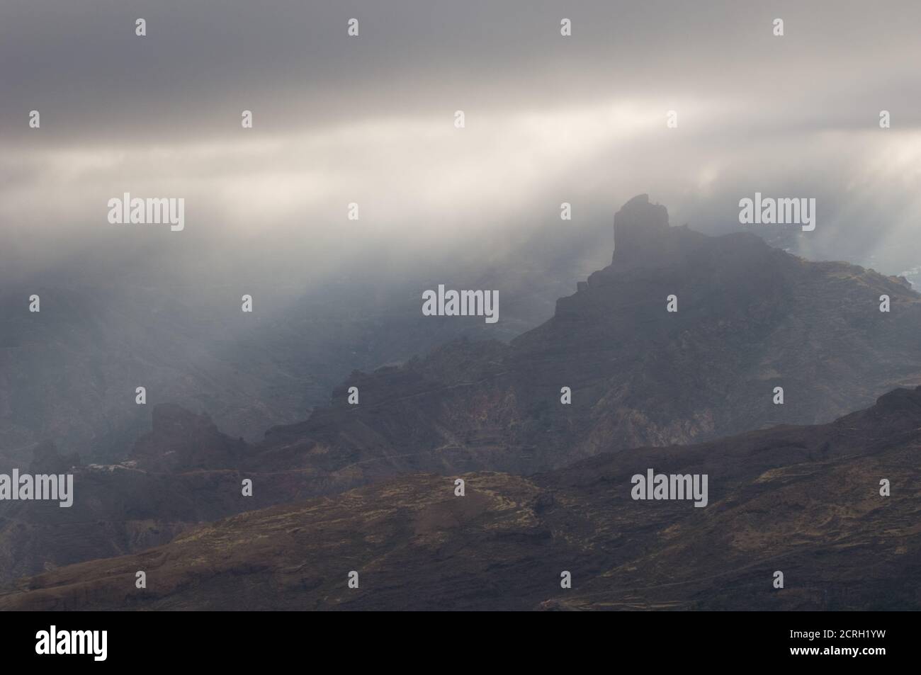 Roque Bentaiga im Nebel. Der Nublo Rural Park. Tejeda. Gran Canaria. Kanarische Inseln. Spanien. Stockfoto