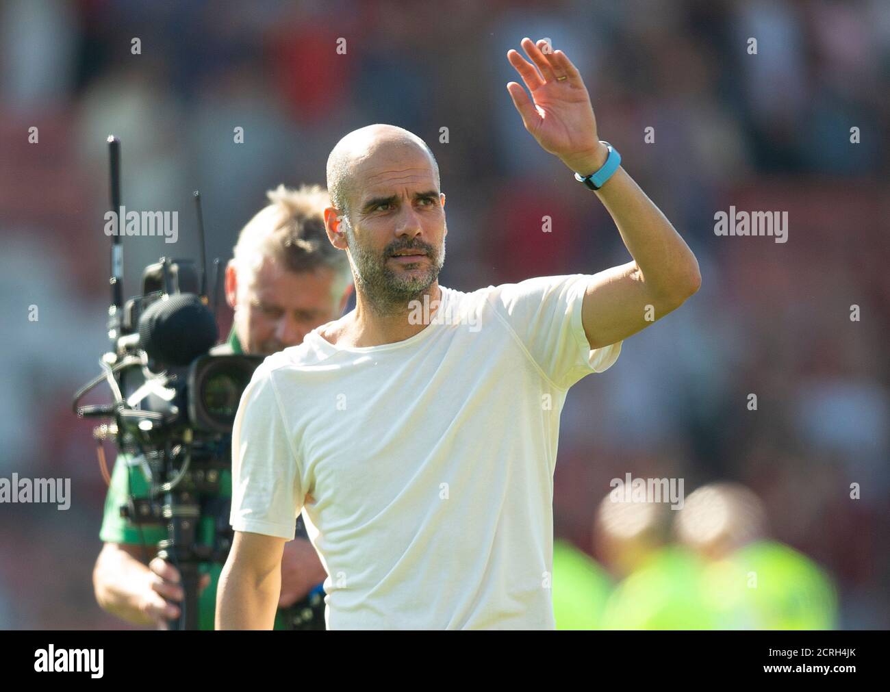 Manchester City Cheftrainer Pep Guardiola applaudiert die Reisenden Fans am Ende des Spiels BILDNACHWEIS : © MARK PAIN / ALAMY STOCK FOTO Stockfoto