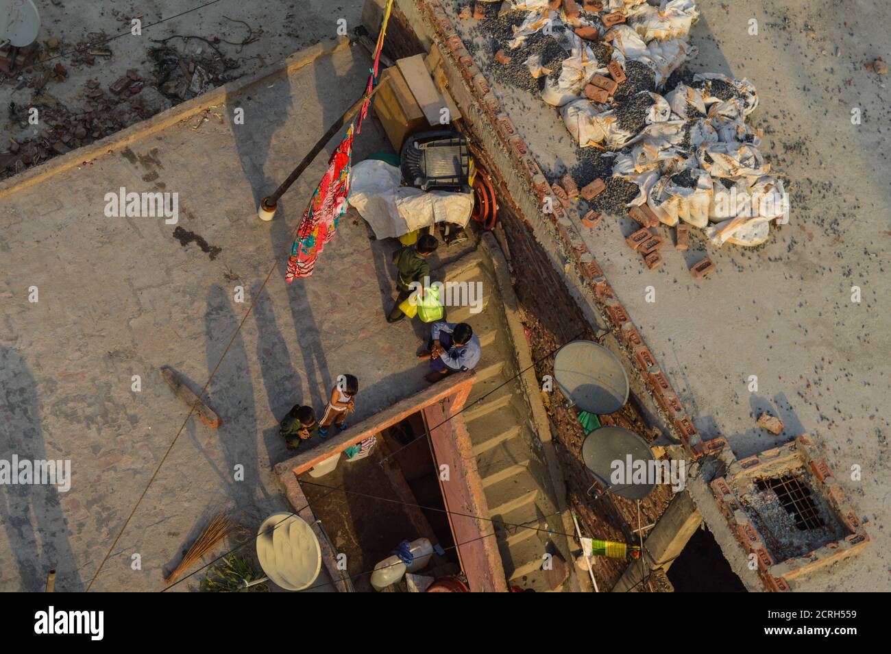 Dorfbewohner mit Tieren beschlossen, in verschmutzter Stadt mit Müll, Müll und einer Schlange zu leben. Stockfoto