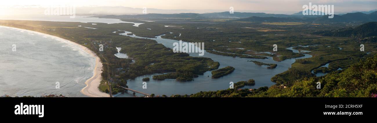 Meerblick durch Berge und Dschungel Brasilien Stockfoto