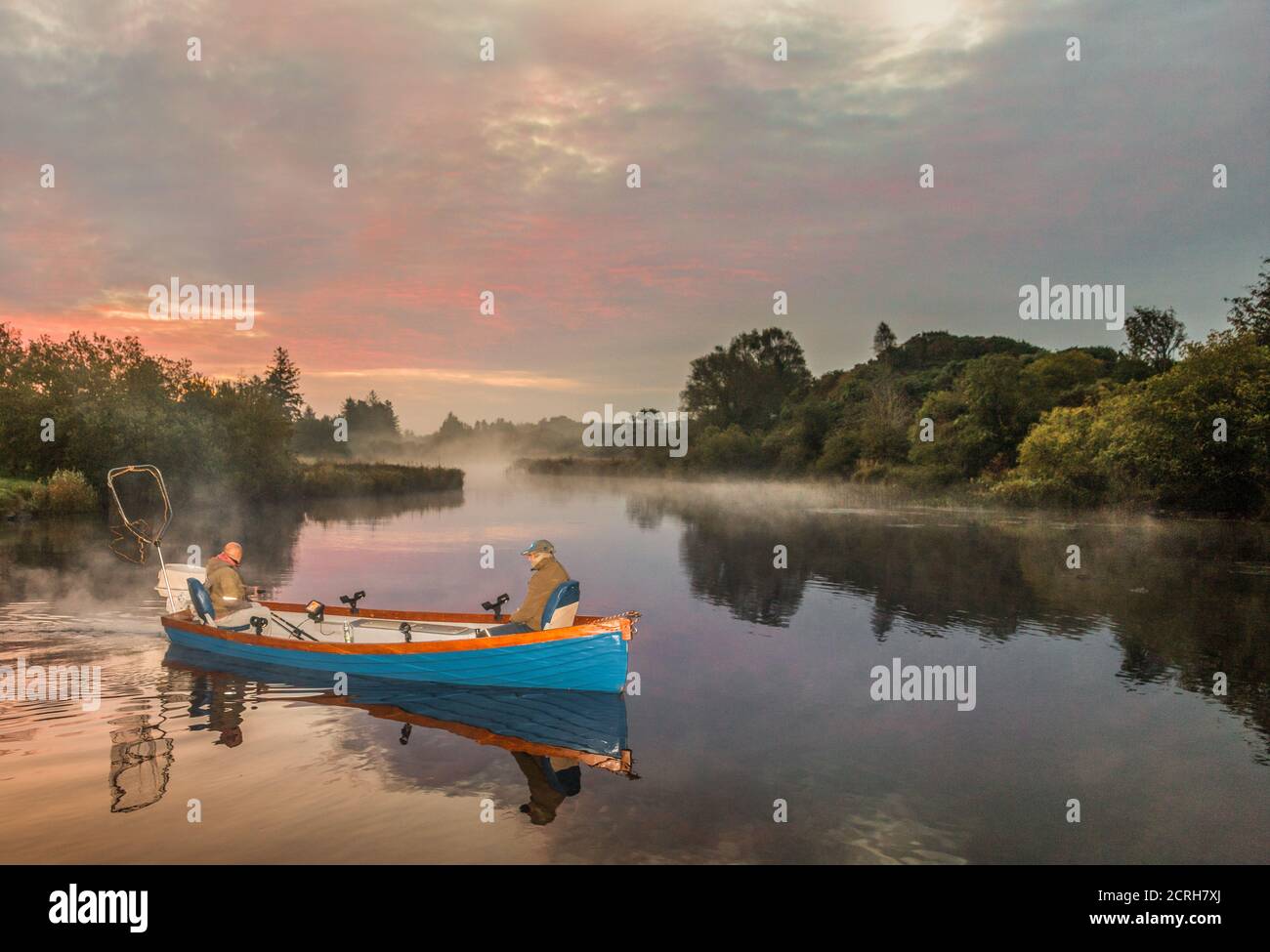 Ballingeary, Cork, Irland. September 2020. Andrzaj Kowaslka und Jacek Mackowski aus Cork City sind gerade dabei, in der Morgendämmerung auf dem Lough Allua außerhalb von Ballingeary, Co. Cork, Irland, zu fischen. - Credit; David Creedon / Alamy Live News Stockfoto