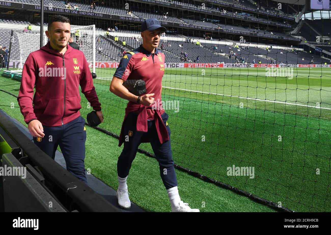 Aston Villas Jack Grealish (rechts) kommt am neuen Tottenham Stadium AN BILDNACHWEIS: © MARK PAIN / ALAMY STOCK PHOTO Stockfoto