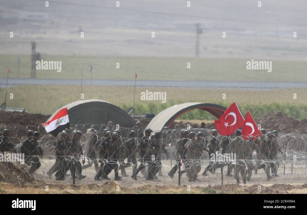 Türkische und irakische Truppen sind während einer gemeinsamen Militärübung nahe der türkisch-irakischen Grenze in Silopi, Türkei, am 26. September 2017 abgebildet. REUTERS/Umit Bektas Stockfoto