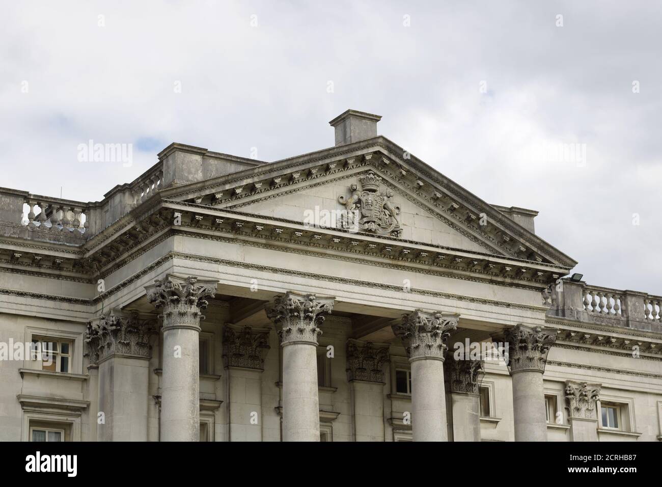 31. August 2020 - England, Großbritannien: Fassade des klassischen Denkmalgebäudes Stockfoto