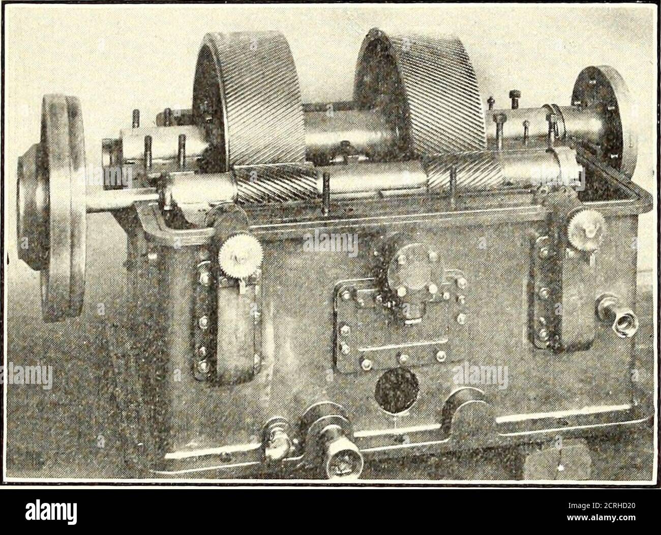 . Elektrische Eisenbahn Zeitschrift . ogether oder weiter auseinander. Die gezahnten Halteräder an den Enden dieser Stellschrauben sind in der Abbildung auf der folgenden Seite zu sehen, die das schwimmende Rahmengestell mit abgenommenem Deckel zeigt. Fehlausrichtungen und dergleichen werden automatisch in den Zahnrädern selbst durch den Einsatz des flexibel unterstützenden Rahmens korrigiert, der die Ritzelwelle trägt. Letzteres ist flexibel an die Turbine gekoppelt. Das Ergebnis der Aufrechterhaltung dieses korrekten Kontakts wird natürlich eine hohe anfängliche und nachhaltige Effizienz, ein leiser Betrieb und ein Minimum an Verschleiß und Anpassung sein. 328 ELEKTRISCH Stockfoto