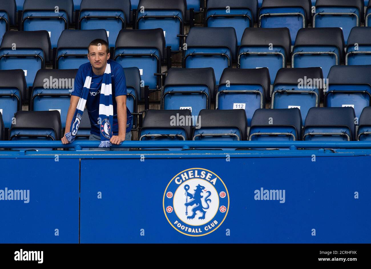 Ein Chelsea-Fan beobachtet das frühe Aufwärmen. Chelsea / Sheffield Utd. Stamford Bridge Bildnachweis : Mark Pain / ALAMY BILDNACHWEIS : © M Stockfoto