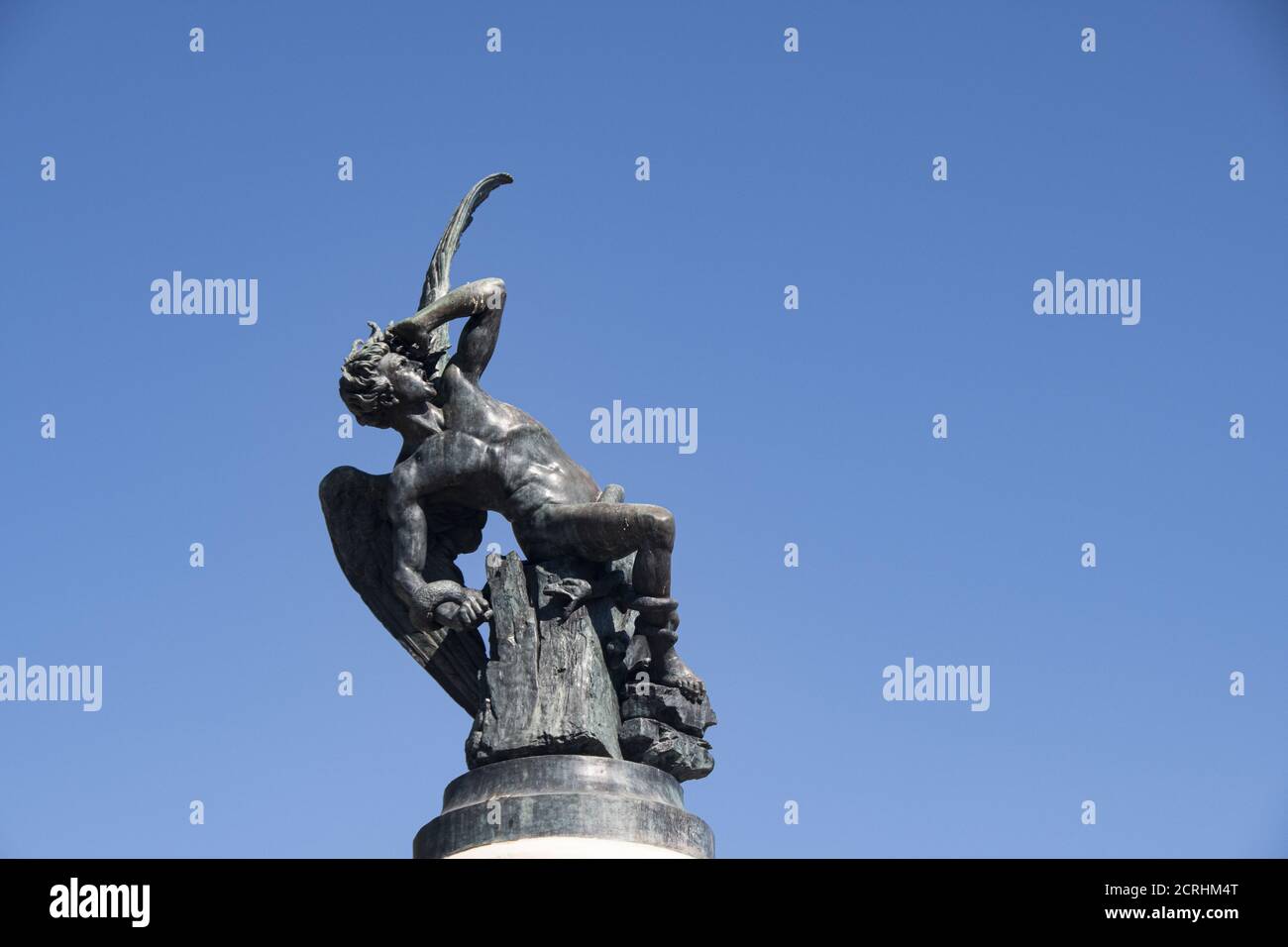 Low-Angle-Aufnahme der Statue des gefallenen Engels im Buen Retiro Park in Madrid, Spanien Stockfoto