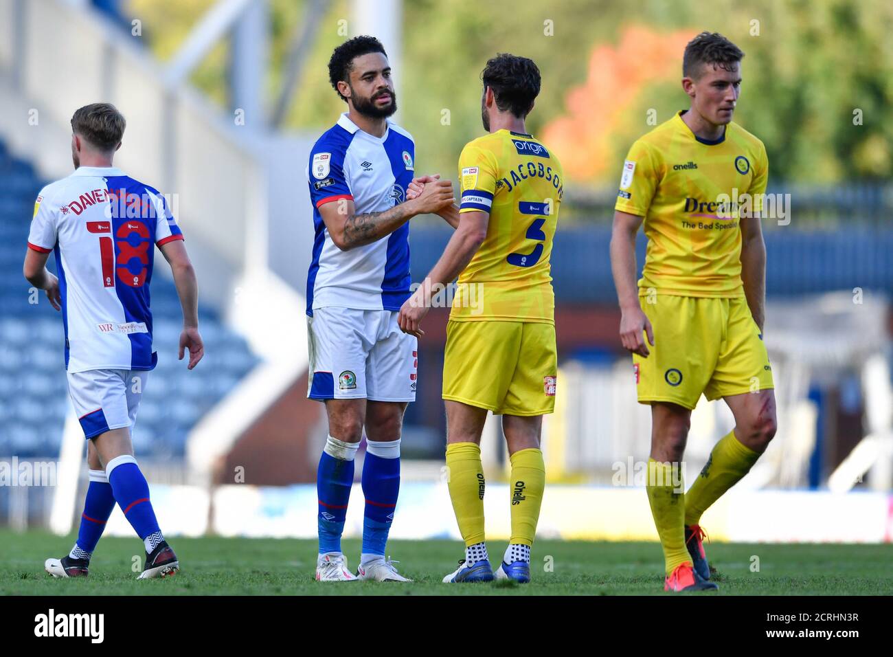 Derrick Williams (3) von Blackburn Rovers schüttelt sich die Hände mit Joe Jacobson (3) von Wycombe Wanderers am Ende der Spiel Stockfoto
