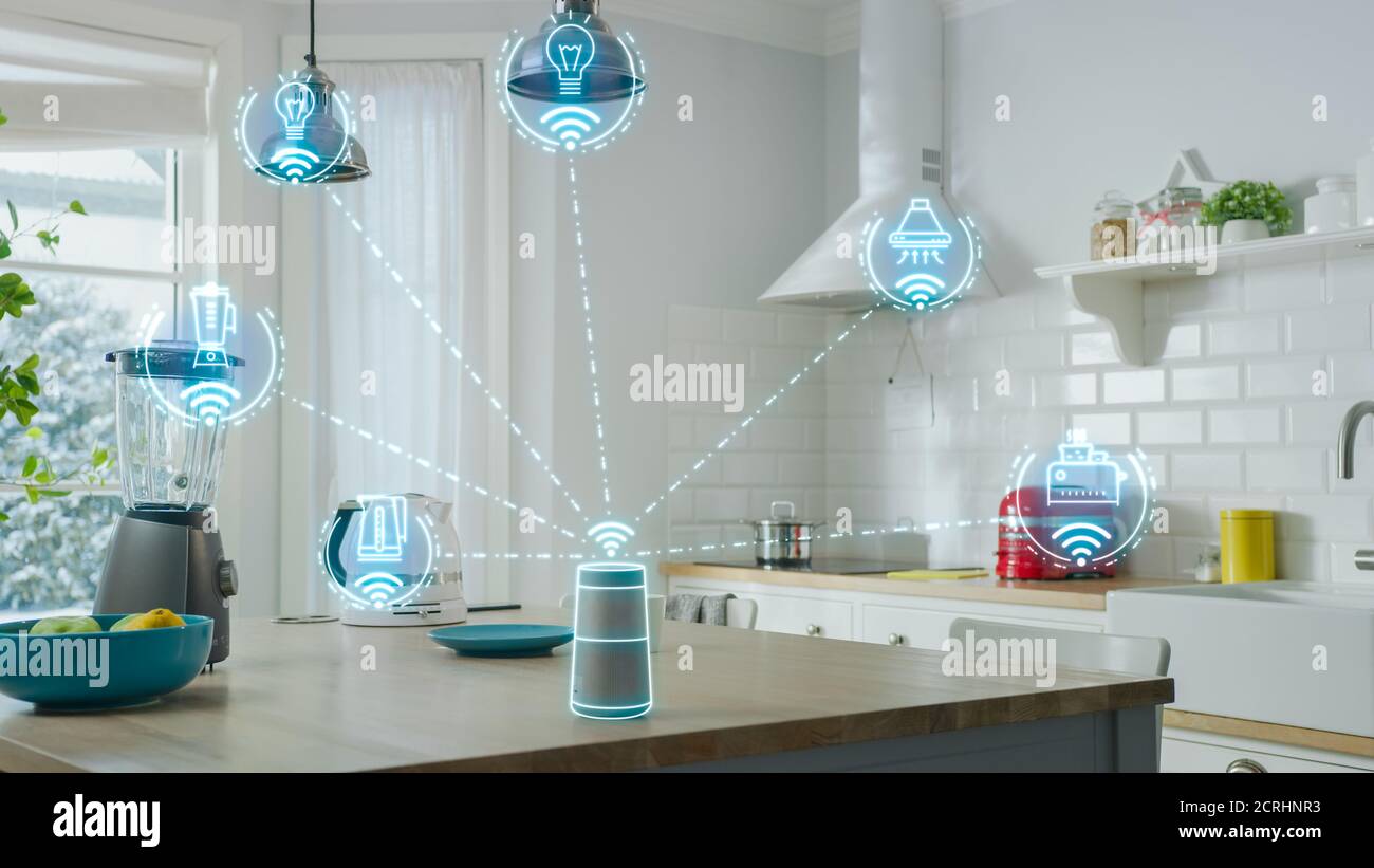 Internet of Things Konzept: Moderne Küche voller Hightech-Küchengeräte mit IOT, Infografiken Zeigen Sie verschiedene Daten und Informationen. Digitalizati Stockfoto