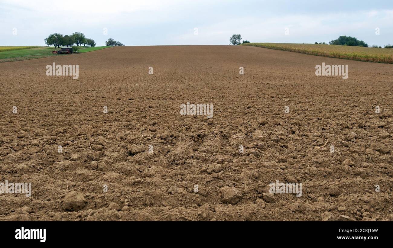 Ackerland im Herbst mit Reifenspuren von Landmaschinen Stockfoto