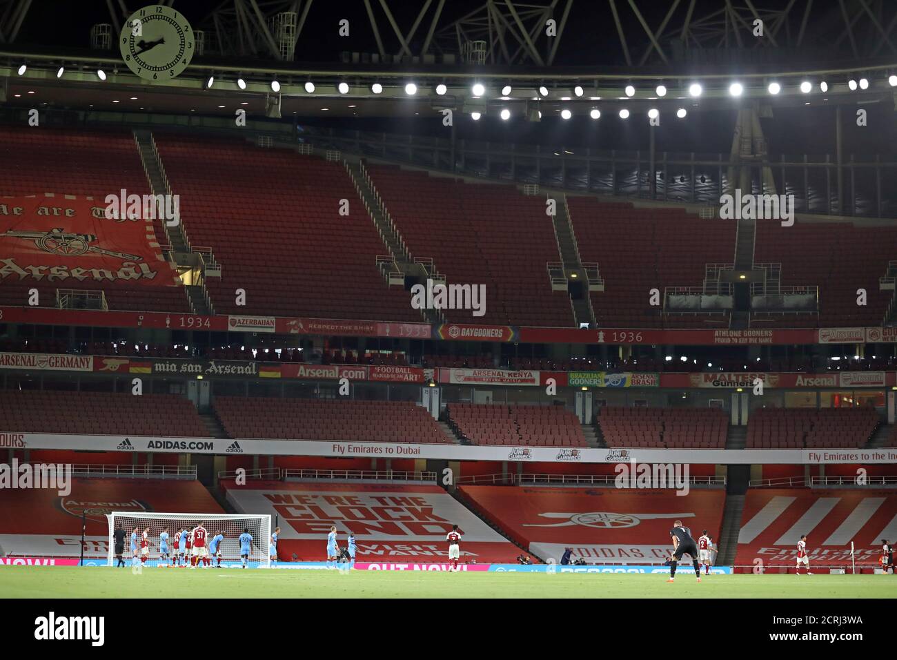 Eine allgemeine Ansicht des Stadions ohne Fans, kurz vor einem Eckstoß, beim EPL-Spiel Arsenal gegen West Ham United, im Emirates Stadium, London, UK am 19. September 2020. Die Spiele der englischen Premier League werden immer noch hinter verschlossenen Türen gespielt, wegen der aktuellen COVID-19 Coronavirus-Pandemie und der staatlichen sozialen Distanzierungs-/Sperrbeschränkungen. Stockfoto