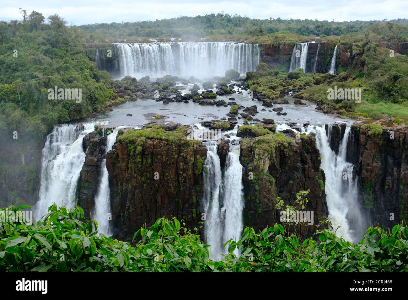 Brasilien Foz do Iguacu - Iguazu Falls - Las Cataratas Del Iguazu malerische grüne Kaskaden Blick Stockfoto
