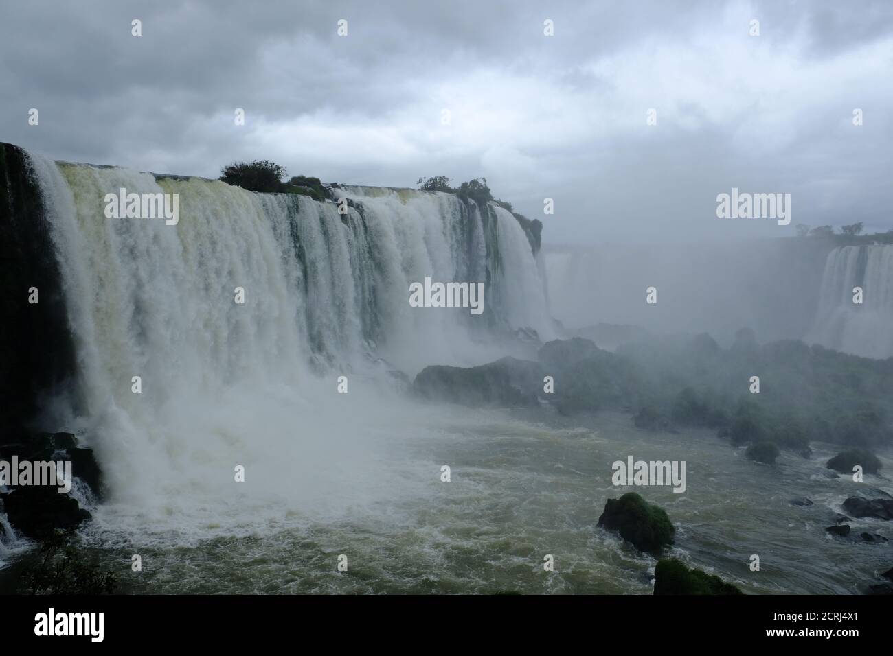 Brasilien Foz do Iguacu - Iguazu Falls - Las Cataratas Del Iguazu landschaftlich schöner Blick auf den Teufelskehlchen Stockfoto