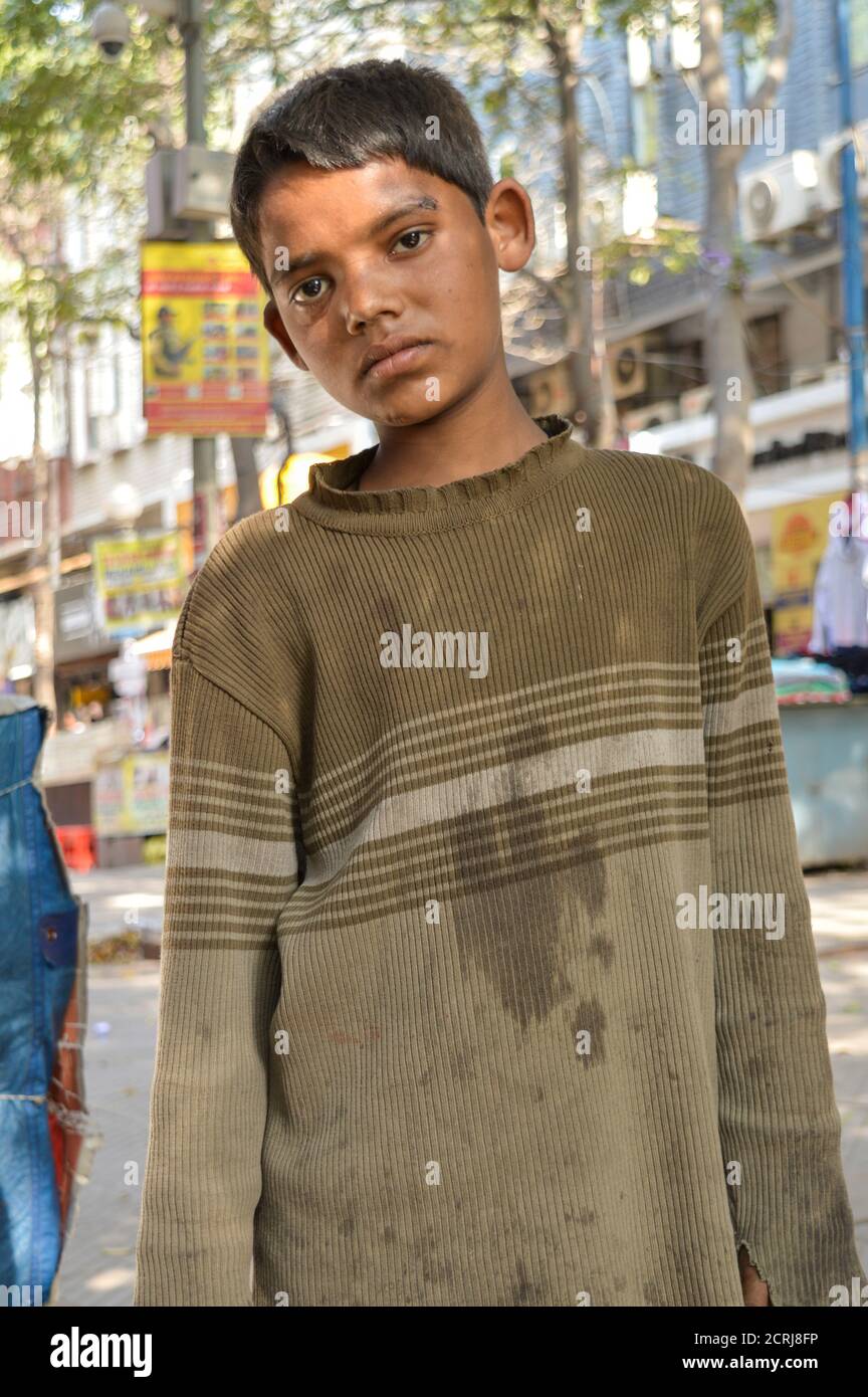 Ein indischer Bettler bittet um Geld für den Kauf von Lebensmitteln. Stockfoto