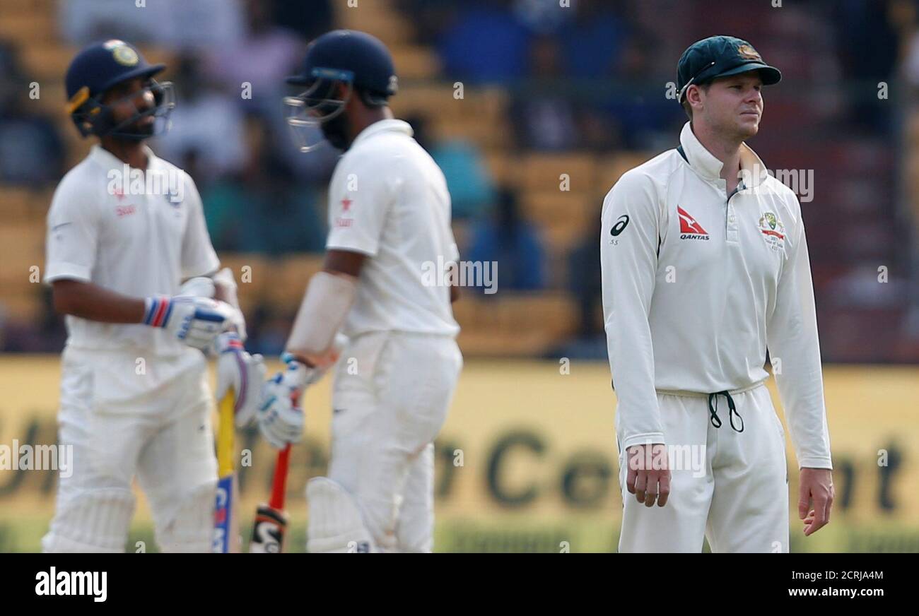 Cricket Indien V Australien Zweiter Test Cricket Match M Chinnaswamy Stadium Bengaluru Indien 03 06 17 Australiens Kapitan Steven Smith Reagiert Im Feld Reuters Danish Siddiqui Stockfotografie Alamy