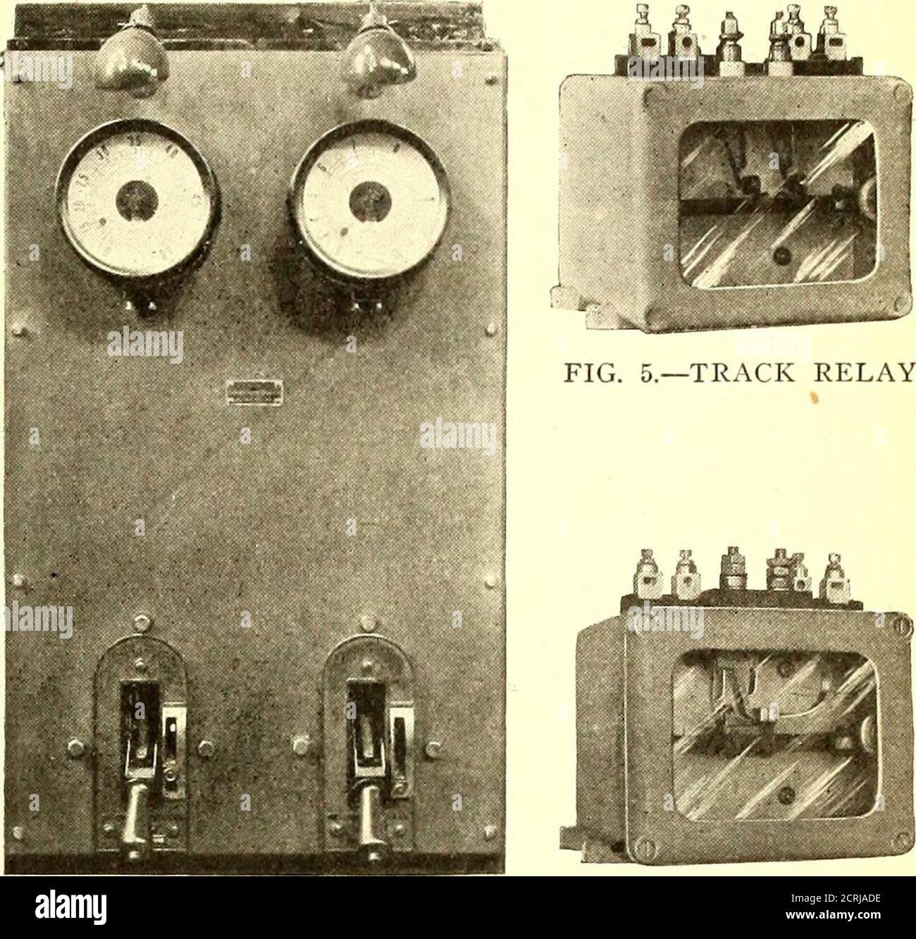 . Die Straßenbahn Zeitschrift . ABB. 6. – SIGNALMECHANISMUS, DER DEM Herzen der Spule AUSGESETZT ist, mit dem Ergebnis, dass jeder Draht mit einer hoch isolierten Abdeckung umgeben ist. Beide Schienen jeder Schiene werden für den Pro-pulsion-Strom durch eisenlose Reaktanzbindungen, die an die Schienen angeschlossen sind, wie in A und B auf dem Schaltplan dargestellt, zur Verfügung gestellt. Abb. i.Wenn sie so verbunden sind, bilden sie einen Pfad von niederohmischem Widerstand und großer Stromkapazität für den Zugstrom und bieten gleichzeitig eine Impedanz zum Durchgang des Wechselstroms von Schiene zu Schiene, wobei eine Portiondes Stromes nach unten gedrückt wird Stockfoto