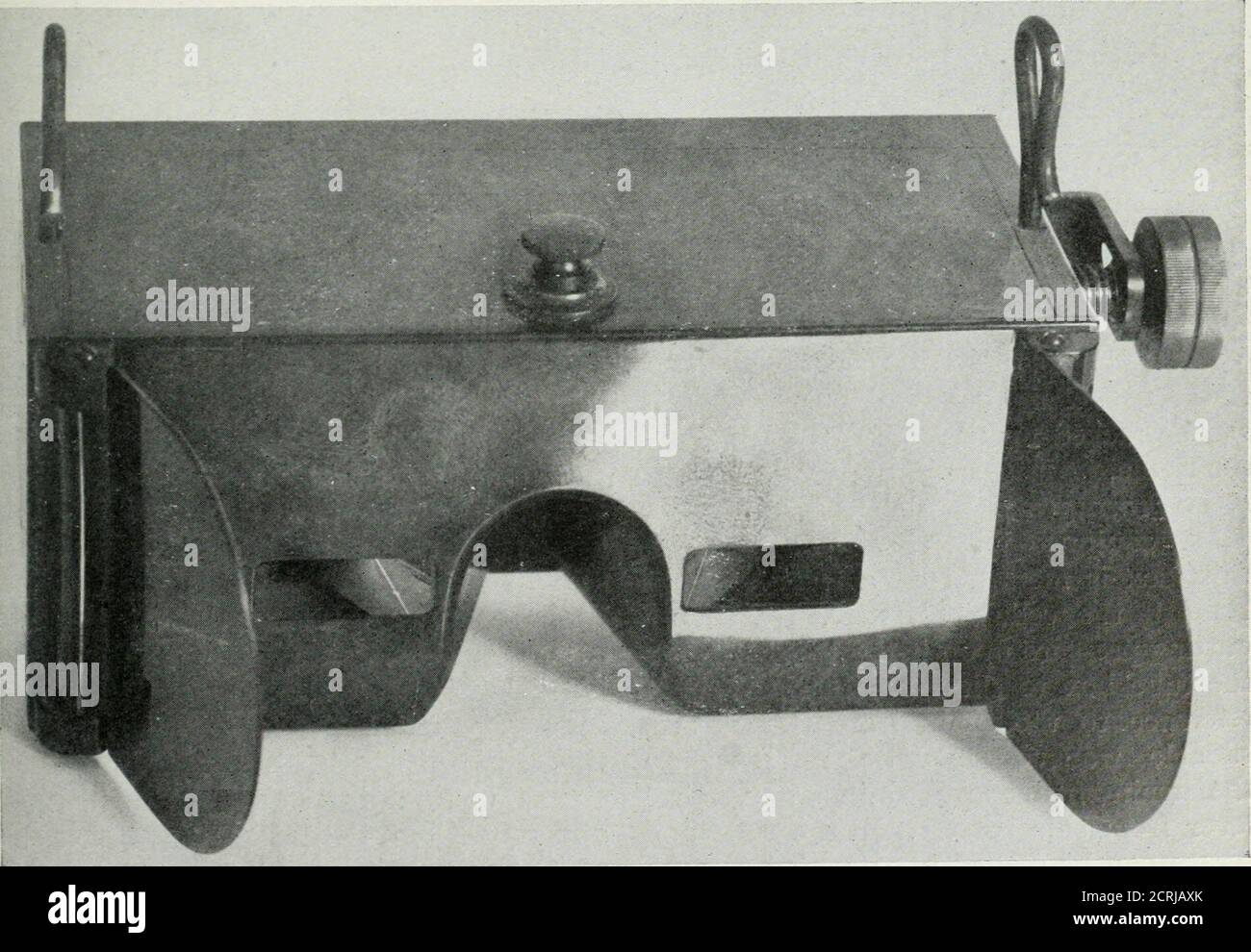 . Die amerikanische Zeitschrift für Roentgoenology, Radium-Therapie und Nuklearmedizin . Abb. 2. Allgemeine Sicht der Prismen und ihrer Beziehungen zueinander.. Abb. 3. Apparate mit geeigneten Montage und Scheuklappen ausgestattet. CALDWELL-KIPPTISCH FÜR DIE DURCHLEUCHTUNG VON GEORGE HANCHETT, M.E. NEW YORK DAS Ziel dieses Apparates ist es, die Vorteile der vertikalen und horizontalen Durchleuchtungen in einem zu kombinieren mit dem zusätzlichen Vorteil, den Patienten in jedem Winkel zu unterstützen, von der ver-tischen Position bis zur Trendelenburg. Die Gesamtansicht der Tabelle ist in Abb. I. Es besteht aus einem rechteckigen Rahmen genug, um Stockfoto