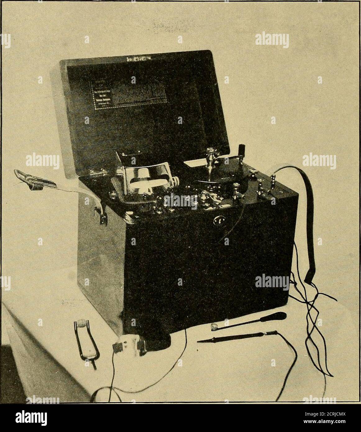 . Elektrizität : seine medizinischen und chirurgischen Anwendungen, einschließlich Strahlentherapie und Phototherapie . Eine Tasse Elektrode. Das Medikament und erlaubt zu trocknen, die, wenn es gewünscht wird, zu verwenden, müssen onlj-haben ein paar Tropfen Wasser auf sie gelegt. Morton hat auf die gleiche Weise lösliche gelatinöse Scheiben eingesetzt. Petersons-Liste besteht aus Menthol, 2 Körnern; Helleborin, ^V-Giain; Nitrat von Strychnin, -GV-Getreide; Jodol, 2 Körnern; korrosives Sublimat; Kokainhydrochlorat, f18 274 PHORESE UND OZON-Getreide; Aconitin, ^4 Körnern; Kaliumiodid, 4 Körnern; Quecksilbersuccini-Milde, I-Korn; Lithiumchlorid, Stockfoto